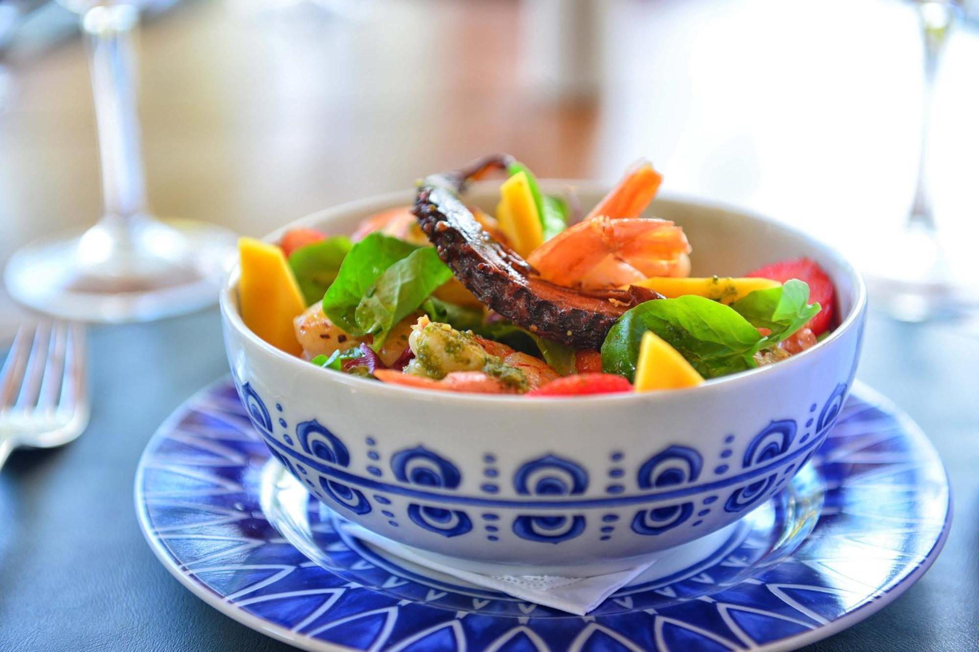 Hotel Deville Prime Σαλβαντόρ Εξωτερικό φωτογραφία A salad with mango