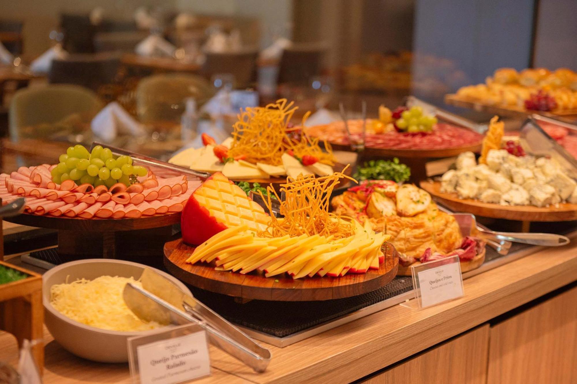 Hotel Deville Prime Σαλβαντόρ Εξωτερικό φωτογραφία A cheese platter