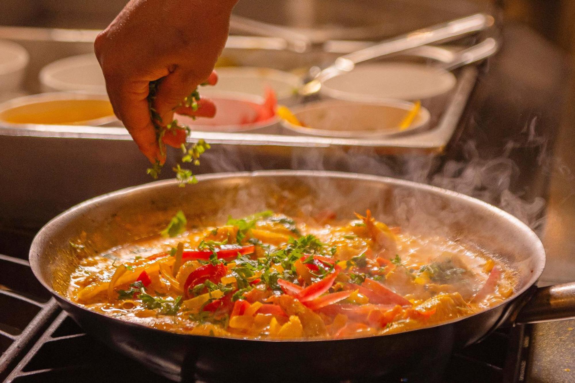 Hotel Deville Prime Σαλβαντόρ Εξωτερικό φωτογραφία A chef seasoning a dish