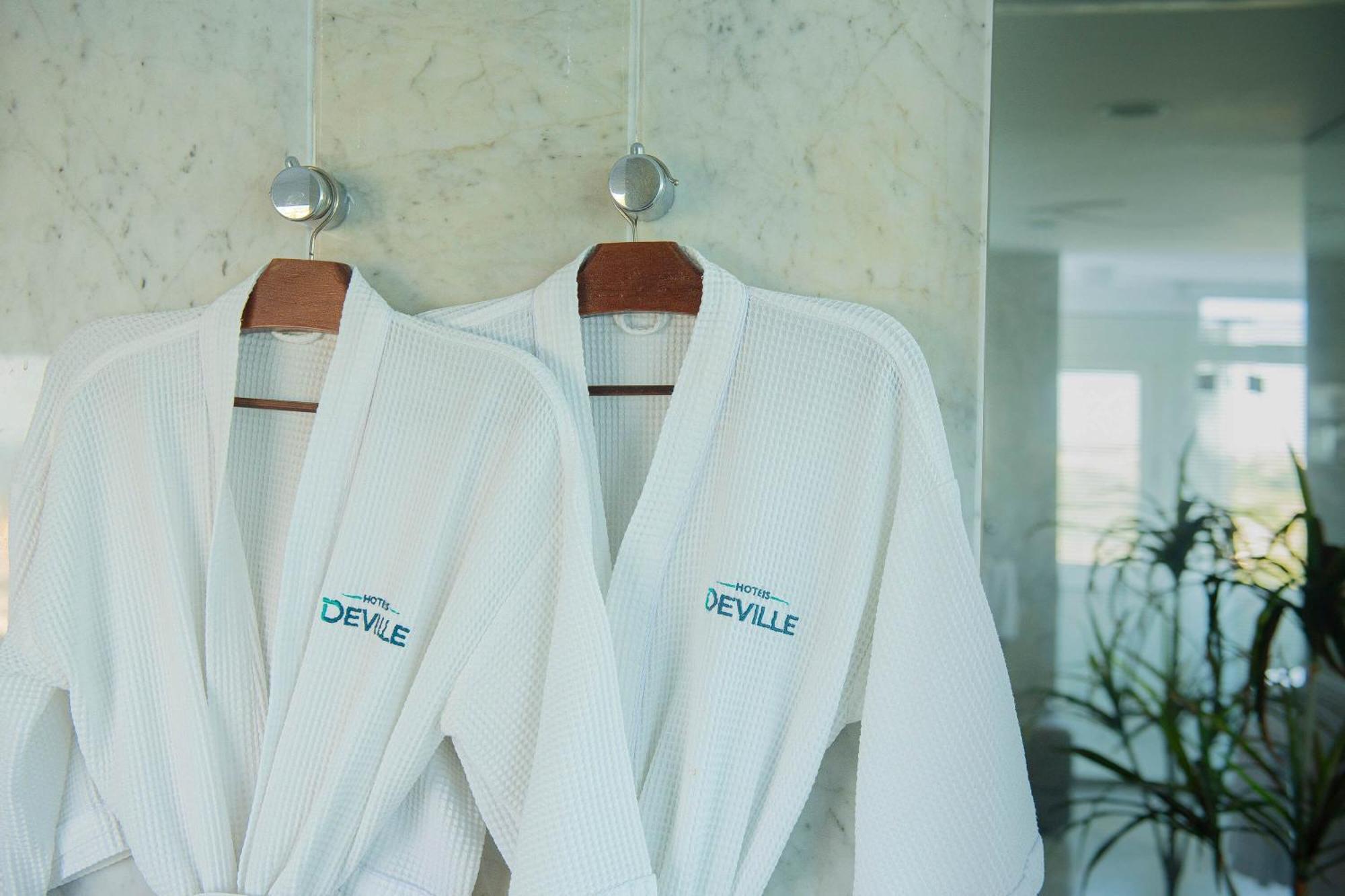 Hotel Deville Prime Σαλβαντόρ Εξωτερικό φωτογραφία Two bathrobes