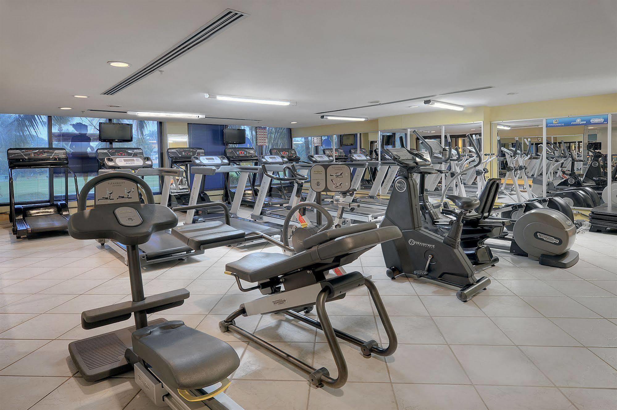Hotel Deville Prime Σαλβαντόρ Εξωτερικό φωτογραφία A gym at the hotel